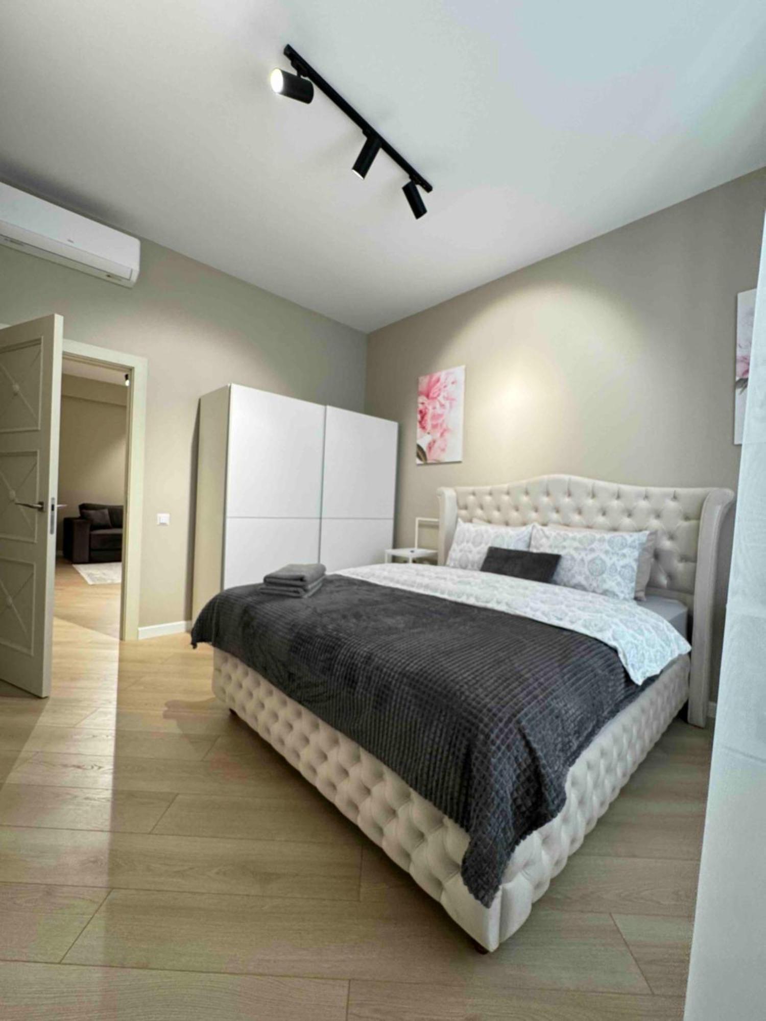 Rentnow Modern Business Apartment With 3 Bedrooms In Centre Chişinǎu Buitenkant foto